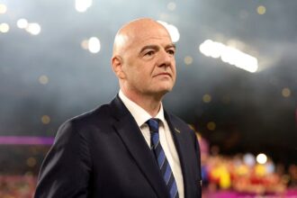 Ο Τζάνι Ινφαντίνο σε γήπεδο, στο φόντο της έρευνας του FBI για την ποδοσφαιρική ομοσπονδία της Αργεντινής