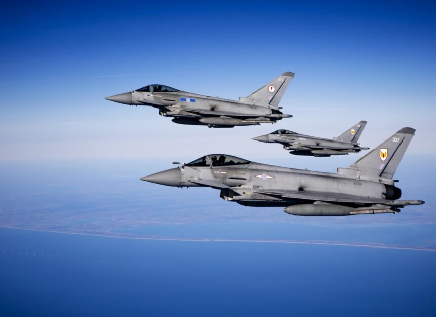 Μαχητικά Eurofighter σε σχηματισμό πτήσης
