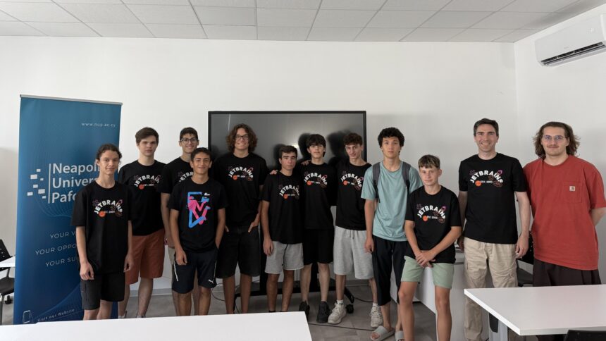 Η κυπριακή αποστολή μαθητών και εκπαιδευτών που προετοιμάστηκε για τη Διεθνή Ολυμπιάδα Τεχνητής Νοημοσύνης