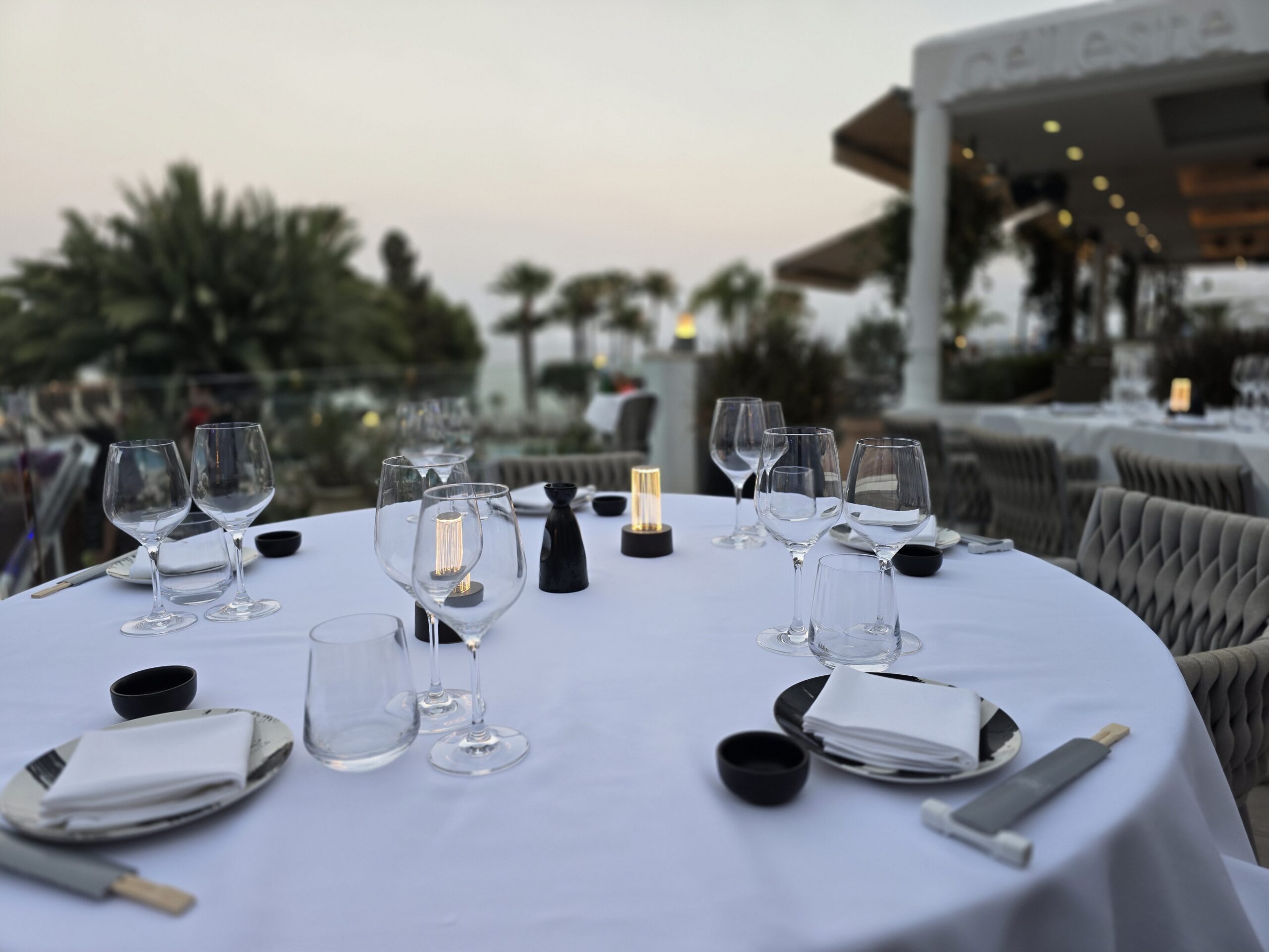Εξωτερικός χώρος εστίασης του Mediterranean Beach Hotel το βράδυ