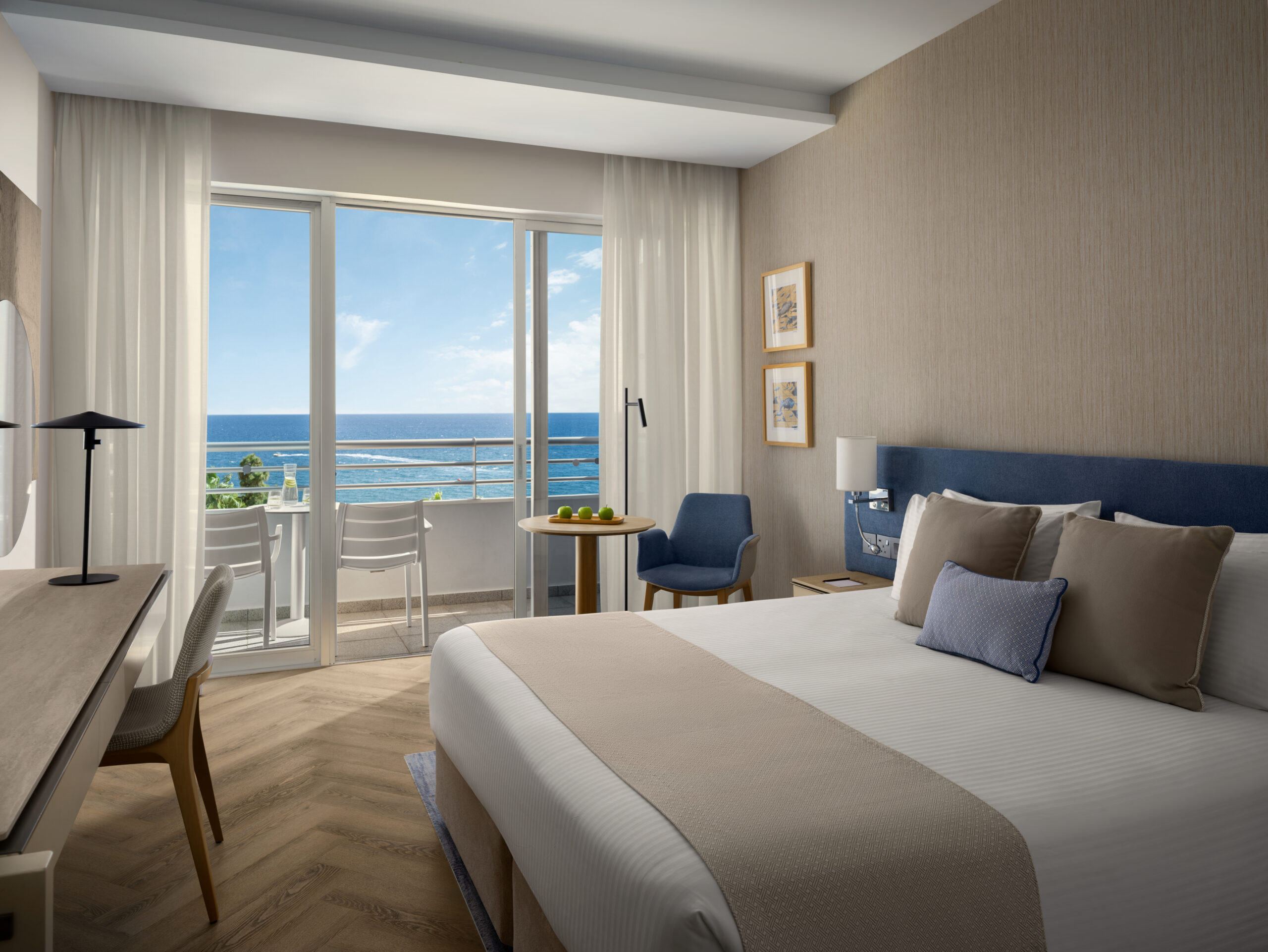 Δωμάτιο με θέα στη θάλασσα στο Mediterranean Beach Hotel της Λεμεσού