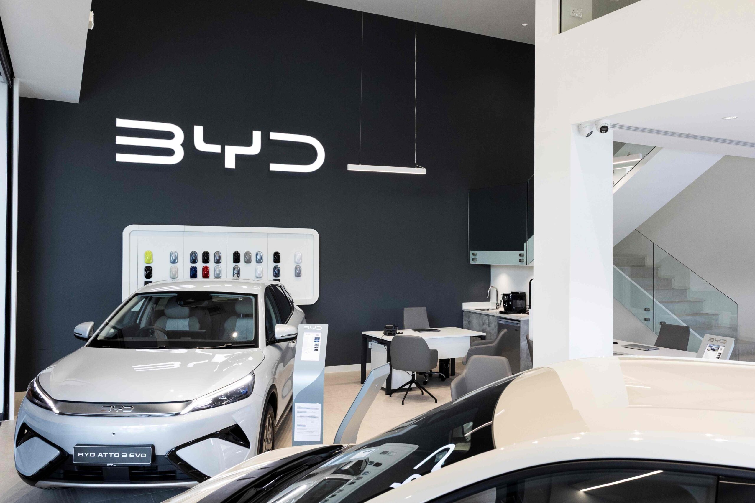 Εσωτερικός χώρος του νέου καταστήματος BYD στη Λάρνακα