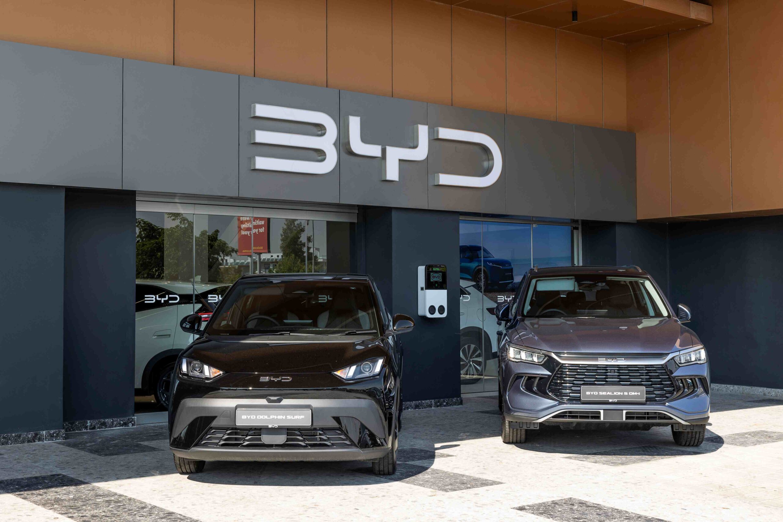 Εξωτερική όψη καταστήματος BYD στη Λάρνακα
