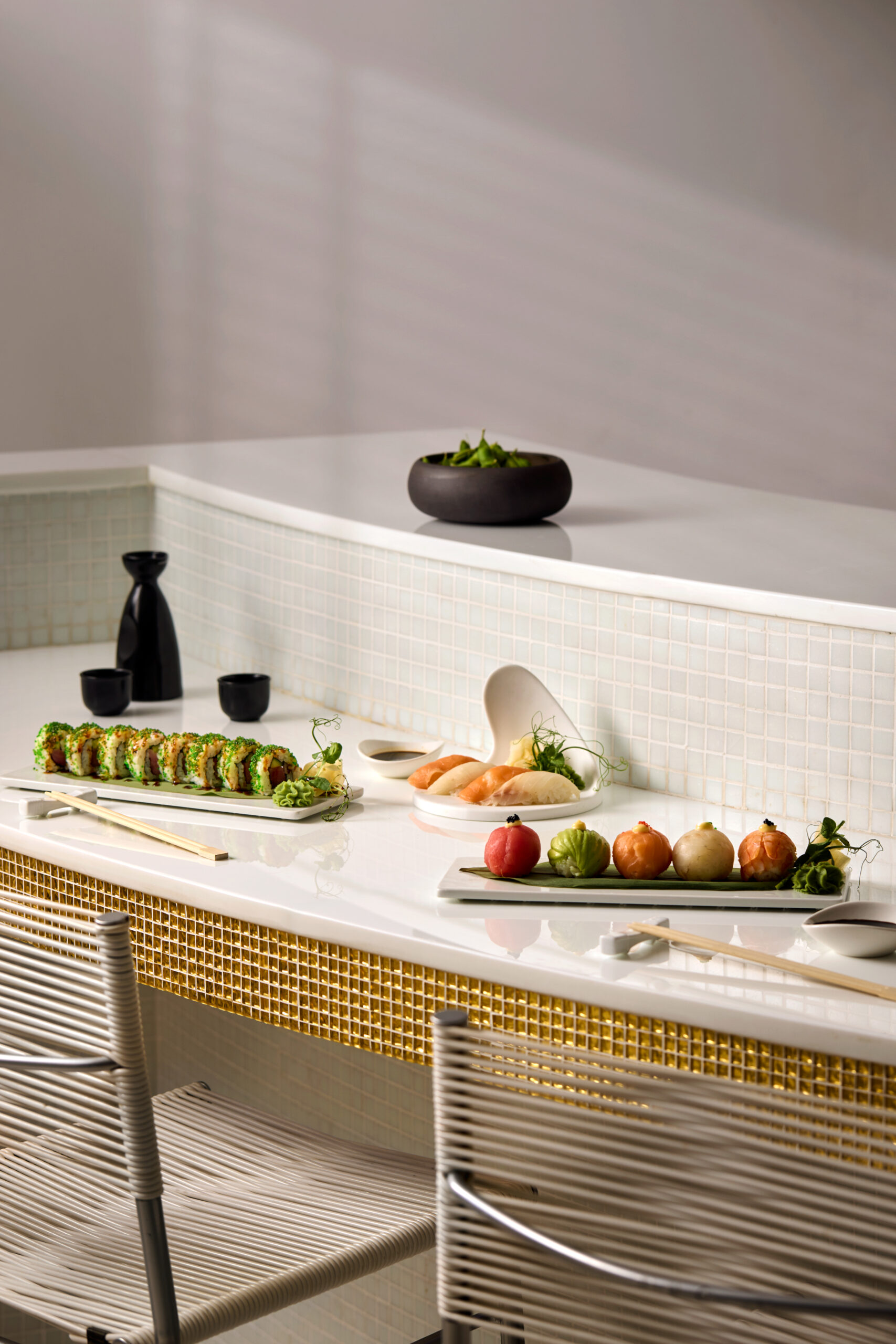 Πιάτα sushi και ασιατικής κουζίνας στο Shumi Pan-Asian του Mediterranean Beach Hotel