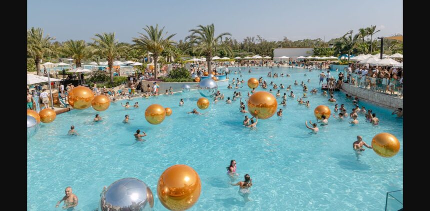 Wet Glam Summer Poolside Series στο City of Dreams Mediterranean