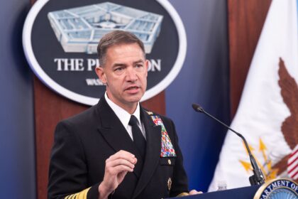 Ο διοικητής της CENTCOM ναύαρχος Μπραντ Κούπερ μιλά σε ενημέρωση στο Πεντάγωνο
