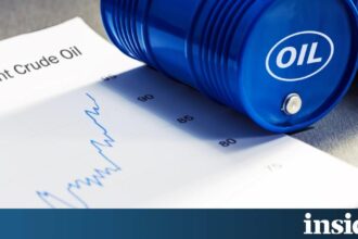 Αντλία πετρελαίου και βαρέλια σε ενεργειακή εγκατάσταση καθώς το Brent φτάνει τα 90 δολάρια