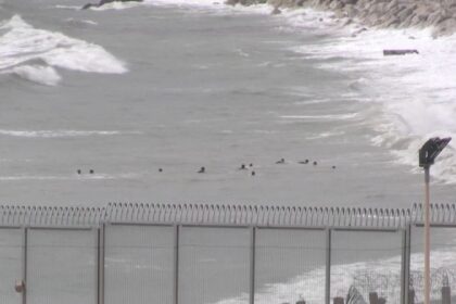 Μετανάστες διασχίζουν κολυμπώντας τη θαλάσσια ζώνη στα σύνορα Μαρόκου και Θέουτα