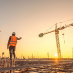 Εργολάβοι και γερανός σε μεγάλο εργοτάξιο που συμβολίζει τα δημόσια έργα και τις κρατικές πληρωμές στην Κύπρο