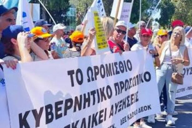Ωρομίσθιοι κυβερνητικοί εργαζόμενοι σε εκδήλωση διαμαρτυρίας