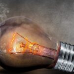Σβησμένος λαμπτήρας συμβολίζει τις εκ περιτροπής διακοπές ρεύματος στην Κύπρο