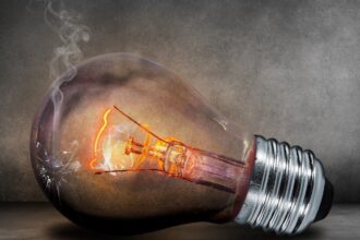 Σβησμένος λαμπτήρας συμβολίζει τις εκ περιτροπής διακοπές ρεύματος στην Κύπρο