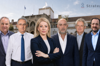 Η Αννίτα Δημητρίου, ο Νίκος Χριστοδουλίδης, ο Ανδρέας Μαυρογιάννης, ο Στέφανος Στεφάνου, ο Αβέρωφ Νεοφύτου και ο Γιώργος Παμπορίδης μπροστά από το Προεδρικό Μέγαρο