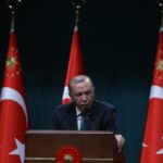 Ο Ρετζέπ Ταγίπ Ερντογάν σε ομιλία του μπροστά από τουρκικές σημαίες