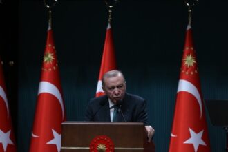 Ο Ρετζέπ Ταγίπ Ερντογάν σε ομιλία του μπροστά από τουρκικές σημαίες