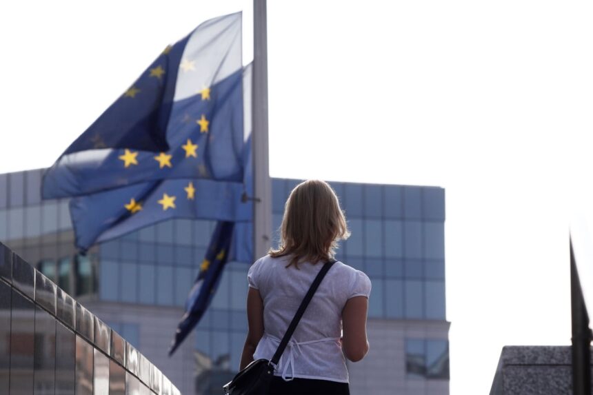 Σημαίες της Ευρωπαϊκής Ένωσης έξω από ευρωπαϊκό θεσμικό κτίριο