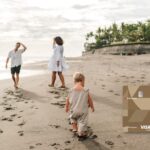 Οι premium πιστωτικές κάρτες Gold Visa και Platinum Mastercard της Eurobank μπροστά από ταξιδιωτική εικόνα
