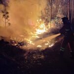 Πυροσβέστης επιχειρεί τη νύχτα σε μεγάλη δασική πυρκαγιά στην Ευρώπη