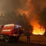 Πυροσβέστες επιχειρούν σε μεγάλη δασική πυρκαγιά στη νοτιοδυτική Γαλλία
