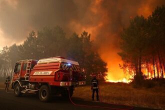 Πυροσβέστες επιχειρούν σε μεγάλη δασική πυρκαγιά στη νοτιοδυτική Γαλλία