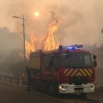 Πυροσβεστικό όχημα επιχειρεί μπροστά από μεγάλες φλόγες στη νοτιοδυτική Γαλλία