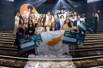 Η ομάδα HerShield από το St. Mary’s School Λεμεσού με το βραβείο της 3ης θέσης στο GEN-E