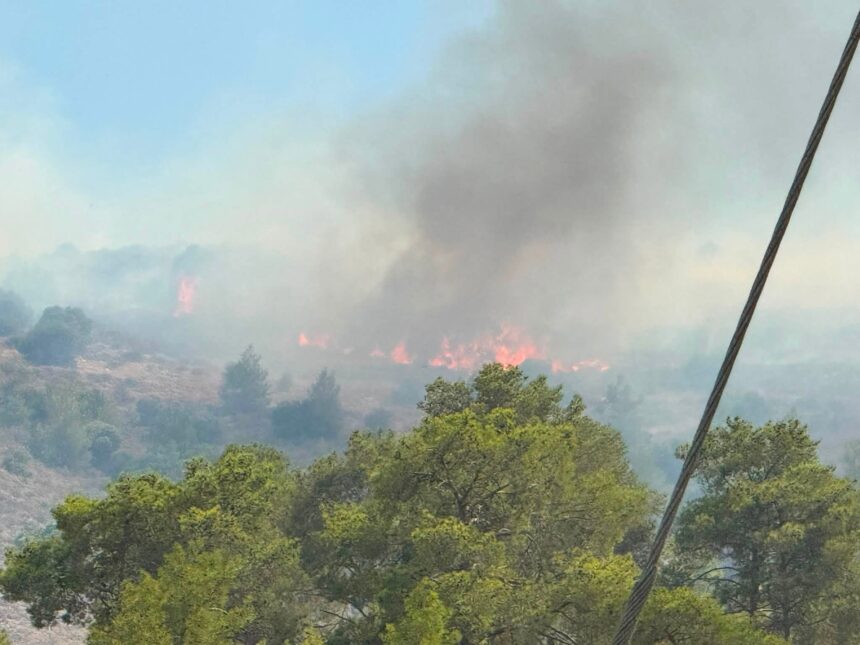 Φλόγες και πυκνός καπνός από τη μεγάλη πυρκαγιά στην περιοχή Καλού Χωριού