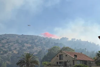 Αεροσκάφος πυρόσβεσης επιχειρεί πάνω από την πυρκαγιά κοντά σε κατοικίες στην περιοχή Καλού Χωριού