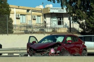 Όχημα με σοβαρές υλικές ζημιές μετά την καραμπόλα στον αυτοκινητόδρομο Λεμεσού–Πάφου