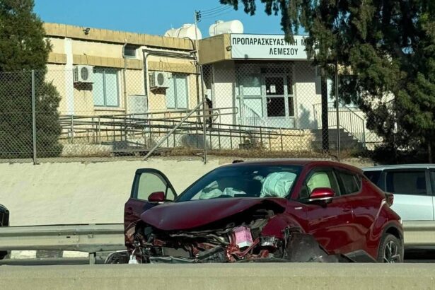 Όχημα με σοβαρές υλικές ζημιές μετά την καραμπόλα στον αυτοκινητόδρομο Λεμεσού–Πάφου
