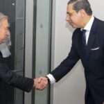 Ο Αντόνιο Γκουτέρες ανταλλάσσει χειραψία με τον Υπουργό Εξωτερικών Κωνσταντίνο Κόμπο