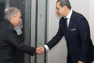 Ο Αντόνιο Γκουτέρες ανταλλάσσει χειραψία με τον Υπουργό Εξωτερικών Κωνσταντίνο Κόμπο