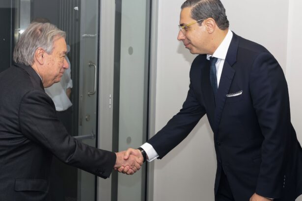 Ο Αντόνιο Γκουτέρες ανταλλάσσει χειραψία με τον Υπουργό Εξωτερικών Κωνσταντίνο Κόμπο