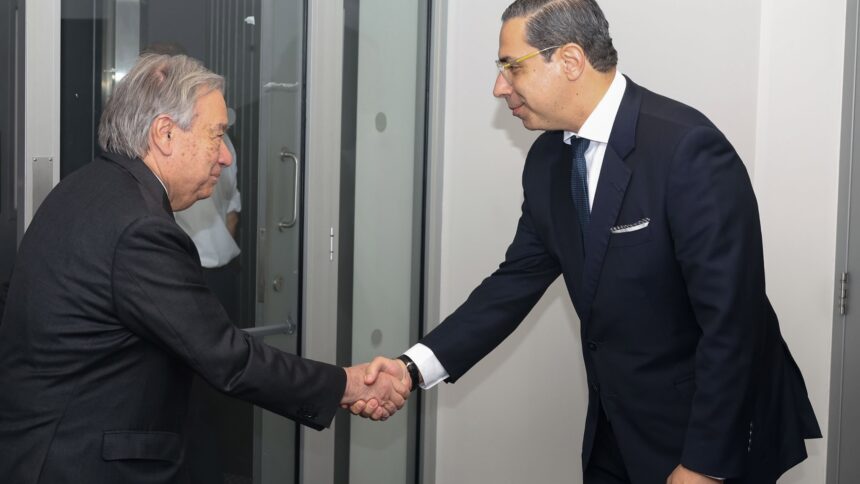 Ο Αντόνιο Γκουτέρες ανταλλάσσει χειραψία με τον Υπουργό Εξωτερικών Κωνσταντίνο Κόμπο