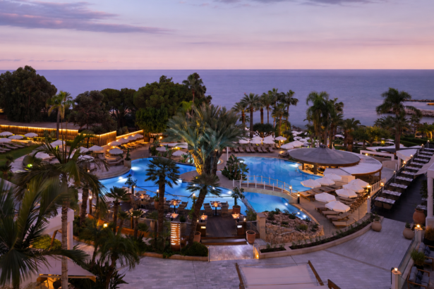 Πανοραμική θέα του Mediterranean Beach Hotel στη Λεμεσό με πισίνα και Μεσόγειο κατά το ηλιοβασίλεμα