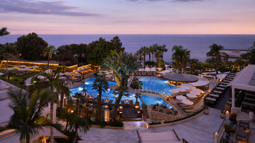 Πανοραμική θέα του Mediterranean Beach Hotel στη Λεμεσό με πισίνα και Μεσόγειο κατά το ηλιοβασίλεμα