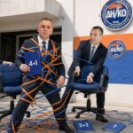 Σατιρικό φωτομοντάζ με τον Νικόλα Παπαδόπουλο, τον Μιχάλη Δαμιανό, τον Νεόφυτο Χαραλαμπίδη και τον Νίκο Χριστοδουλίδη έξω από τα γραφεία του ΔΗΚΟ