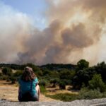 Κάτοικος παρακολουθεί τεράστιο σύννεφο καπνού από δασική πυρκαγιά στην Ισπανία