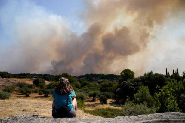Κάτοικος παρακολουθεί τεράστιο σύννεφο καπνού από δασική πυρκαγιά στην Ισπανία