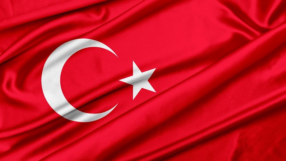 Η τουρκική σημαία, σε άρθρο για τη μετακίνηση τουρκικών σκαφών προς τα ελληνικά νησιά