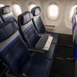 Η νέα σειρά Economy Plus της United στο Airbus A321XLR με τραπέζια στη θέση των μεσαίων καθισμάτων