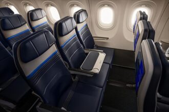 Η νέα σειρά Economy Plus της United στο Airbus A321XLR με τραπέζια στη θέση των μεσαίων καθισμάτων