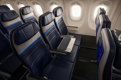 Η νέα σειρά Economy Plus της United στο Airbus A321XLR με τραπέζια στη θέση των μεσαίων καθισμάτων