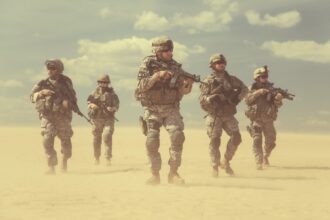 Αμερικανοί στρατιώτες σε σχηματισμό κατά τη διάρκεια άσκησης σε ερημική περιοχή