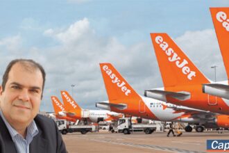 Αεροσκάφος της easyJet ενόψει της εξαγοράς της εταιρείας από την Apollo