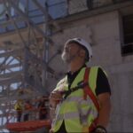 Μηχανικός με εξοπλισμό ατομικής προστασίας σε κυπριακό εργοτάξιο