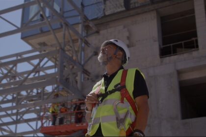 Μηχανικός με εξοπλισμό ατομικής προστασίας σε κυπριακό εργοτάξιο