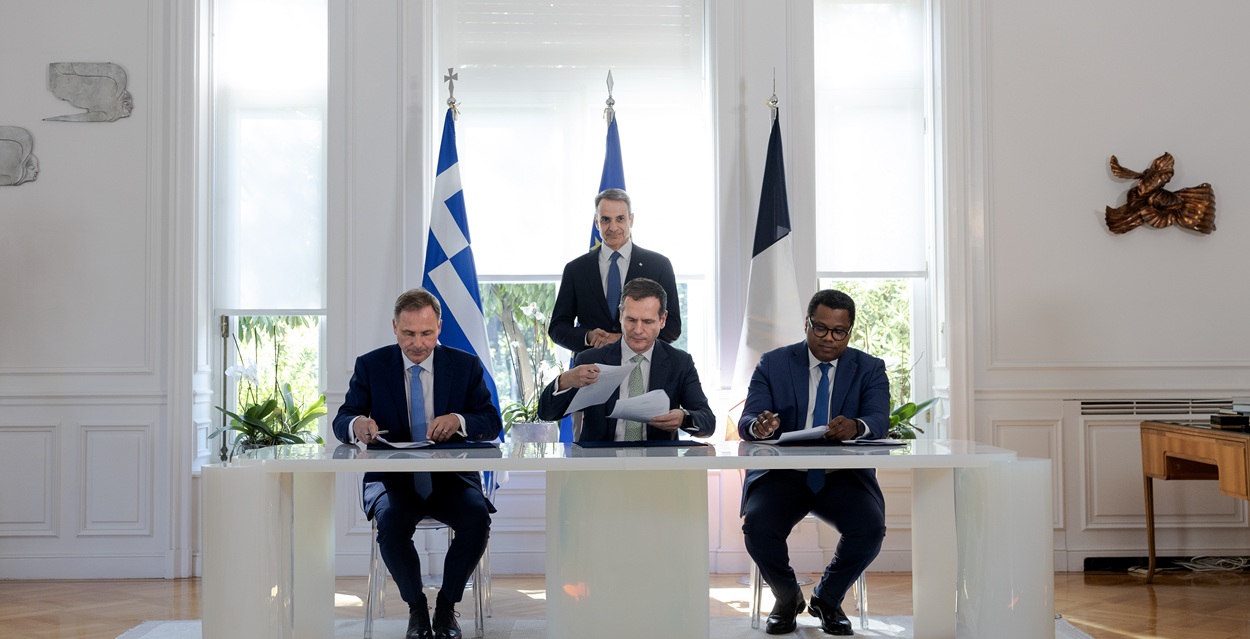 GSI &sigma;&epsilon; &gamma;&alpha;&lambda;&lambda;&iota;&kappa;ά &chi;έ&rho;&iota;&alpha;: &Omicron; &Mu;&alpha;&kappa;&rho;ό&nu; &epsilon;&pi;&epsilon;&nu;&delta;ύ&epsilon;&iota; &pi;&omicron;&lambda;&iota;&tau;&iota;&kappa;ό &kappa;&epsilon;&phi;ά&lambda;&alpha;&iota;&omicron;, &eta; &Kappa;ύ&pi;&rho;&omicron;&sigmaf; &zeta;&eta;&tau;&epsilon;ί &alpha;&pi;&alpha;&nu;&tau;ή&sigma;&epsilon;&iota;&sigmaf;