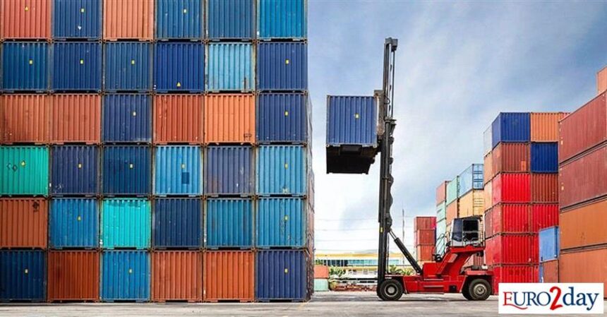Εμπορευματοκιβώτια σε μεγάλο κινεζικό λιμάνι εξαγωγών
