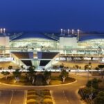 Το αεροδρόμιο Λάρνακας και το οδικό δίκτυο μπροστά από τον τερματικό σταθμό
